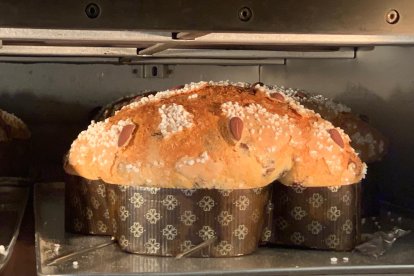 Colomba pasquale, elaborada con harina, matequilla, huevo, azúcar y almendra. 