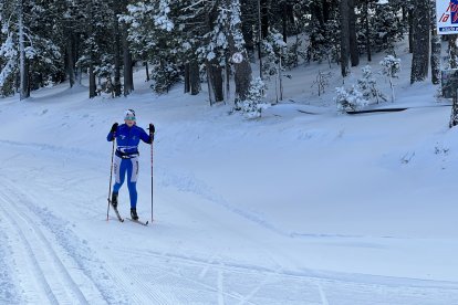 Una esquiadora fent esquí de nòrdic als circuits de l'estació de Tuixent - La Vansa.