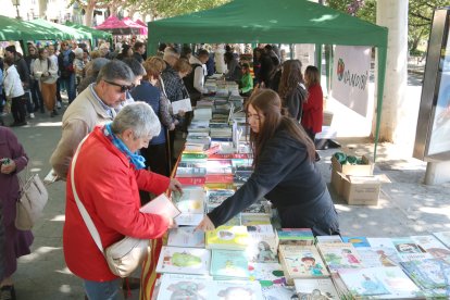 Paradas de libros en Lleida una festividad de Sant Jordi.