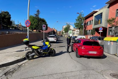 Un agente de la Guardia Urbana efectuando uno de los controles