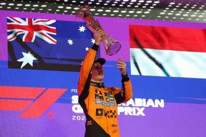 Oscar Piastri celebra su tercer triunfo de la temporada en el Mundial. - EFE/EPA/ALI HAIDER