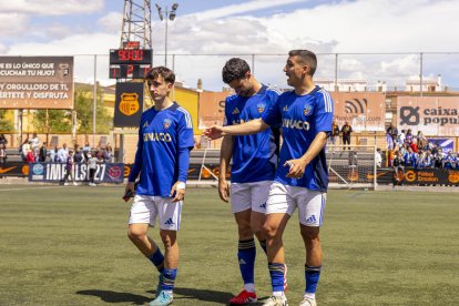 Los jugadores del Lleida lamentan la derrota tras el partido. - JORDI ECHEVARRIA