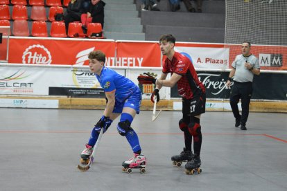 Martí Gabarró, pugnando con Sebas Moncusí durante el duelo de esta temporada en Sant Sadurní. - SEBAS MONCUSÍ