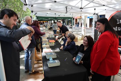 Anna Sàez no es va cansar de firmar exemplars del seu llibre ‘L’enverinadora’, un dels títols de la diada. - AMADO FORROLLA