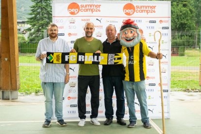 Gerard Sabarich, alcalde de Rialp; Pep Guardiola, Jordi Altieri y la mascota del FC Rialp. - PAU PASCUAL