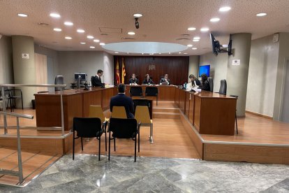 El acusado, ayer en el banquillo de la Audiencia de Lleida. - A. GUERRERO
