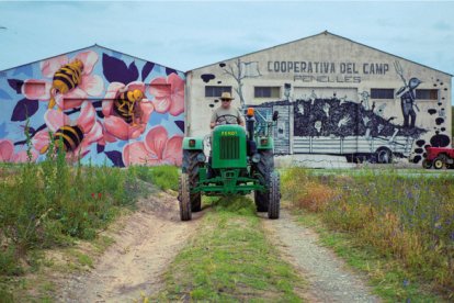 Dos murals a Penelles.