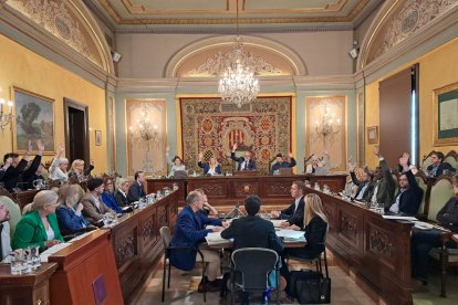 Momento en que el PSC y Junts votan a favor de la licitación del camping de Les Basses d’Alpicat. - SCD