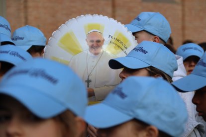 Joves amb imatges del papa Francesc durant el funeral celebrat aquest dissabte a Roma