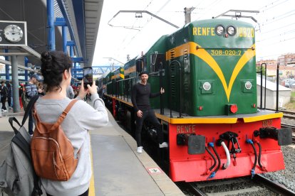 Passatgers del Tren dels Llacs fent-se una fotografia amb el tren