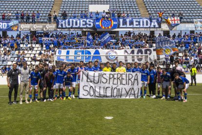 La plantilla de jugadors i membres del cos tècnic van desplegar una pancarta exigint a Luis Pereira que pagui el que els deu.