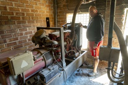 Néstor Serra muestra el grupo electrógeno de su granja avícola en Artesa de Lleida. - JORDI ECHEVARRÍA