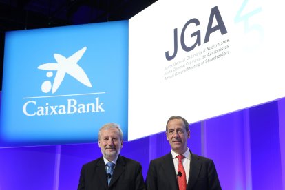 El presidente de CaixaBank, Tomás Muniesa; y el consejero delegado de la entidad, Gonzalo Gortázar; en la junta general de accionistas de 2025.