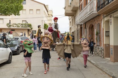 La Ganga (segunda por la derecha) protagonizó ayer el pasacalles inaugural del Gargar en Penelles. - ANNA REQUENA