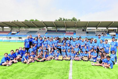 Imatge de grup de les jugadores que van participar ahir en les portes obertes a Mollerussa. - JOAN GÓMEZ