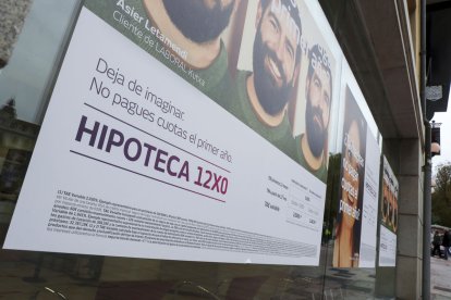 Imatge d’arxiu d’una oficina bancària amb una oferta. - EFE/J.L. CEREIJIDO