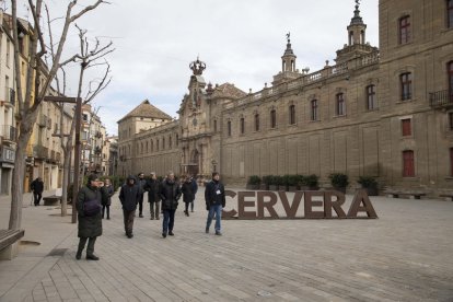 Un grupo de turistas en una de las visitas guiadas a la Universitat de Cervera este mes de febrero. - C. MARSIÑACH