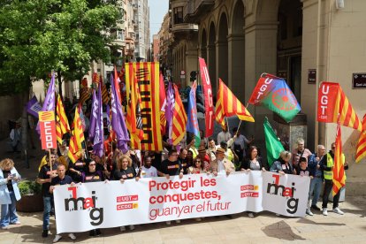 La capçalera de la manifestació d’ahir arriba a l’Eix Comercial després de recórrer diversos carrers del centre de Lleida. - AMADO FORROLLA