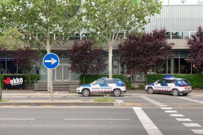Dos dotacions dels Mossos aquest divendres al matí davant del gimnàs Ekke de Lleida.