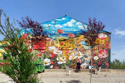 El mural de Lily Brick en Viveros Gabandé de Lleida.