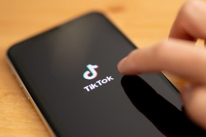 Imagen de archivo de la aplicación TikTok en un móvil. - EFE