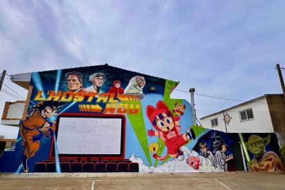El mural rememora la cultura popular de los 80 y los 90.