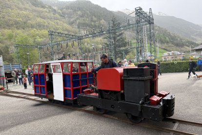 Els aficionats al ferrocarril i a la història industrial van circular ahir en ‘La Rubia’ i la seua locomotora. - MARTA LLUVICH/ACN
