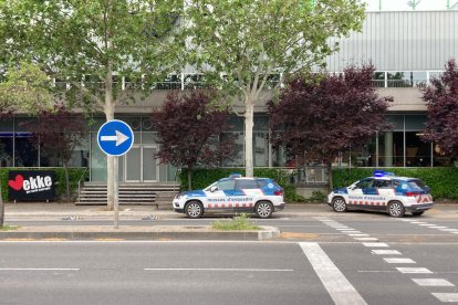 Dos coches de los Mossos d’Esquadra en el exterior del gimnasio.