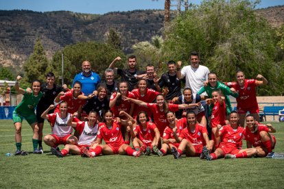 La plantilla del AEM celebró la tercera posición final en Liga. - PAU PASCUAL PRAT