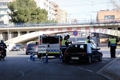 Foto de archivo de un control de alcoholemia de la Guardia Urbana. - AMADO FORROLLA