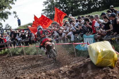 Josep Garcia durant la segona jornada de la cita del Mundial d’enduro, que va tornar a Oliana amb un gran suport per part dels aficionats. - MARC MARRERO
