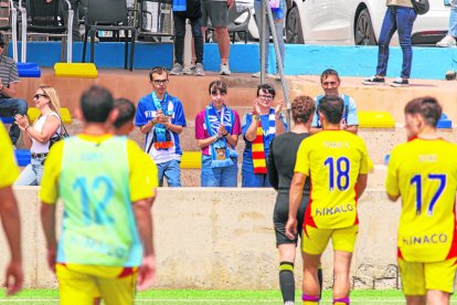 Jugadors del Lleida s’adrecen cap a aficionats que van assistir al partit. - JORDI ECHEVARRIA