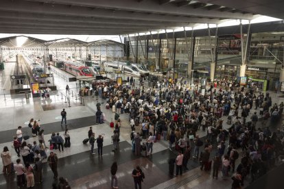 Los viajeros se agolparon en las estaciones de Atocha, Sevilla y Málaga, entre otras. - S.E.