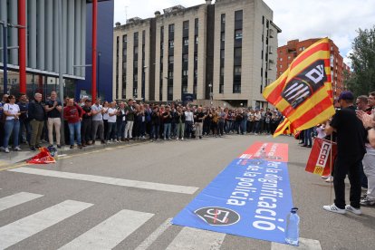 La concentración tuvo lugar ante la comisaria de Lleida. - AMADO FORROLLA