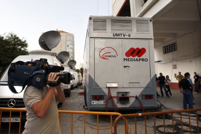 Un càmera de Mediapro al costat d’un vehicle de l’empresa. - EFE