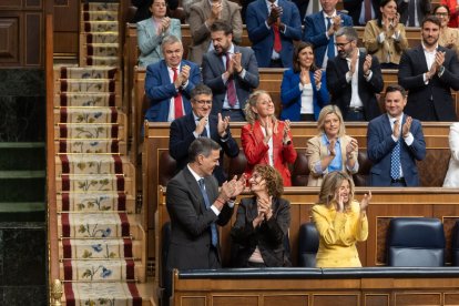 El banquillo socialista en el Congreso aplaude tras convalidarse el acuerdo contra los aranceles. - ALEJANDRO MARTÍNEZ VÉLEZ / EUROPA PRESS
