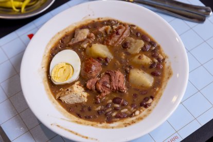 Este es “el potaje de la Tamara”, el plato gitano que se sirve en el barrio de la Mariola de Lleida