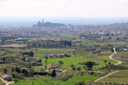 La ciudad de Lleida rodeada por la zona de l'Horta.