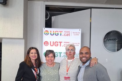 Carme Valls posando junto a los miembros de su equipo. - UGT