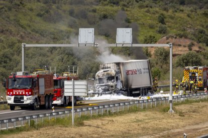 Incendiado un camión de paquetería en la AP-2, a la altura de Castelldans - JORDI ECHEVARRIA