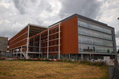 Edificio casi a punto- El nuevo edificio de consultas del hospital Arnau ya está casi a punto para su inauguración. Lleva más de un mes en pruebas técnicas, y una portavoz del centro explicó que el traslado empezará cuando se ultime la construcción del atrio que lo conectará con los otros edificios. - GERARD HOYAS