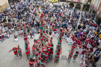 La plaça Major, plena de públic gaudint de les torres humanes de la Nova Muixeranga d’Algemesí. - LAIA PEDRÓS