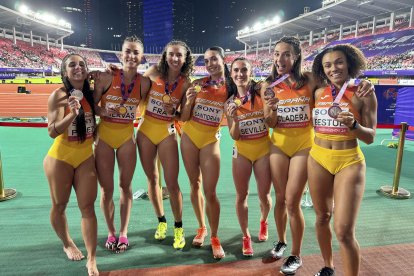 Las atletas españolas del 4x400 y 4x100 posan con sus medallas. - EFE/RFEA/SPORTMEDIA