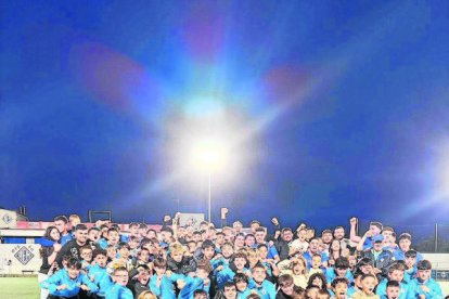 La plantilla del AEM con familiares y jugadores de la base celebraron juntos el ascenso