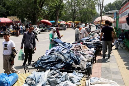 La vida recupera la normalitat a Srinagar, capital del Caixmir administrada per l’Índia. - EFE