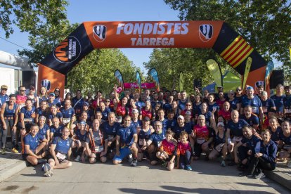 Foto de familia de los 100x100 Fondistes de Tàrrega, organizadores de la prueba, que el año que viene celebra su 25 aniversario. - LAIA PEDRÓS