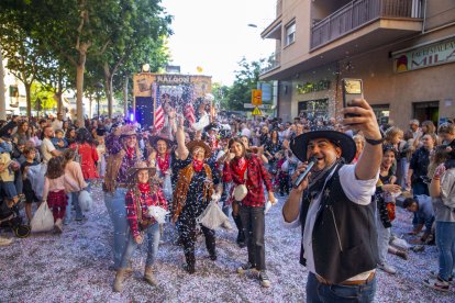 Centenares de personas ayer en la Batalla de Flors. - GERARD HOYAS