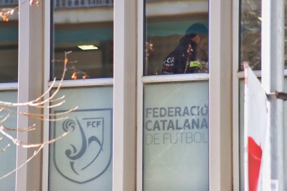 Una vista desde el exterior de las oficinas de la FCF durante el registro hecho por Mossos en 2024. - GERARD HOYAS