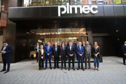 Autoritats i líders de Pimec posen davant la seu renovada. - PIMEC