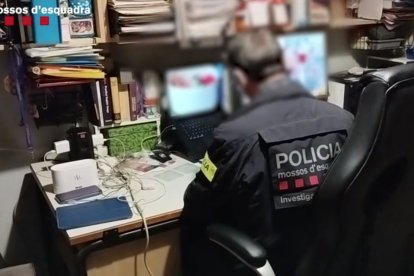 Un agent dels Mossos escorcollant la casa del pederasta. - MOSSOS D’ESQUADRA